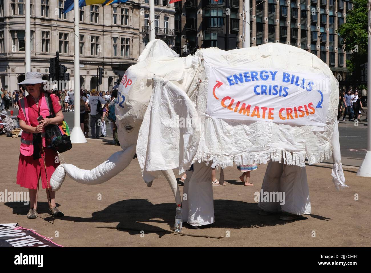 Londra, Regno Unito, 23rd luglio 2022. Gli attivisti di diverse organizzazioni, tra cui Just Stop Oil, Insulate Britain e Fuel Poverty Action, hanno organizzato una manifestazione in Piazza del Parlamento per protestare contro il costo della vita e la crisi climatica. Credit: Undicesima ora Fotografia/Alamy Live News Foto Stock