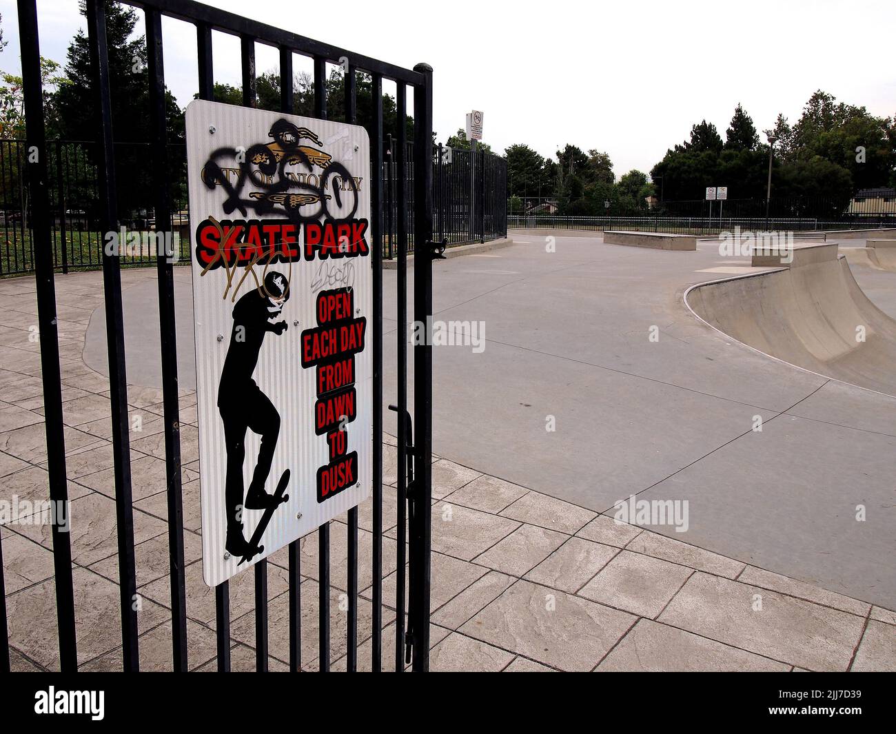 Insegna con le regole d'ingresso al parco di pattinaggio nel William Cann Civic Center di Union City, California Foto Stock