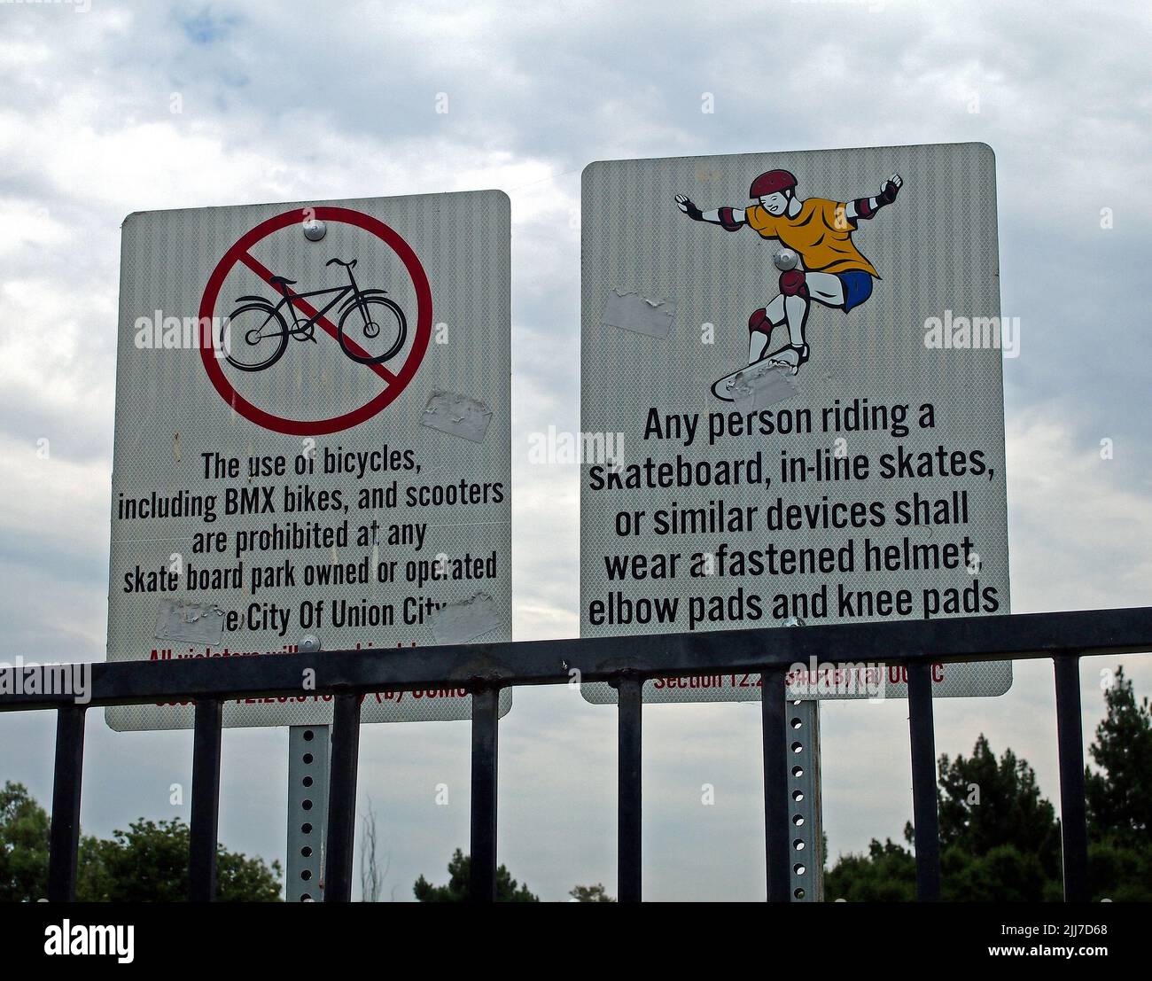 Il cartello con le regole del parco di pattinaggio si trova nel William Cann Civic Center di Union City, California Foto Stock