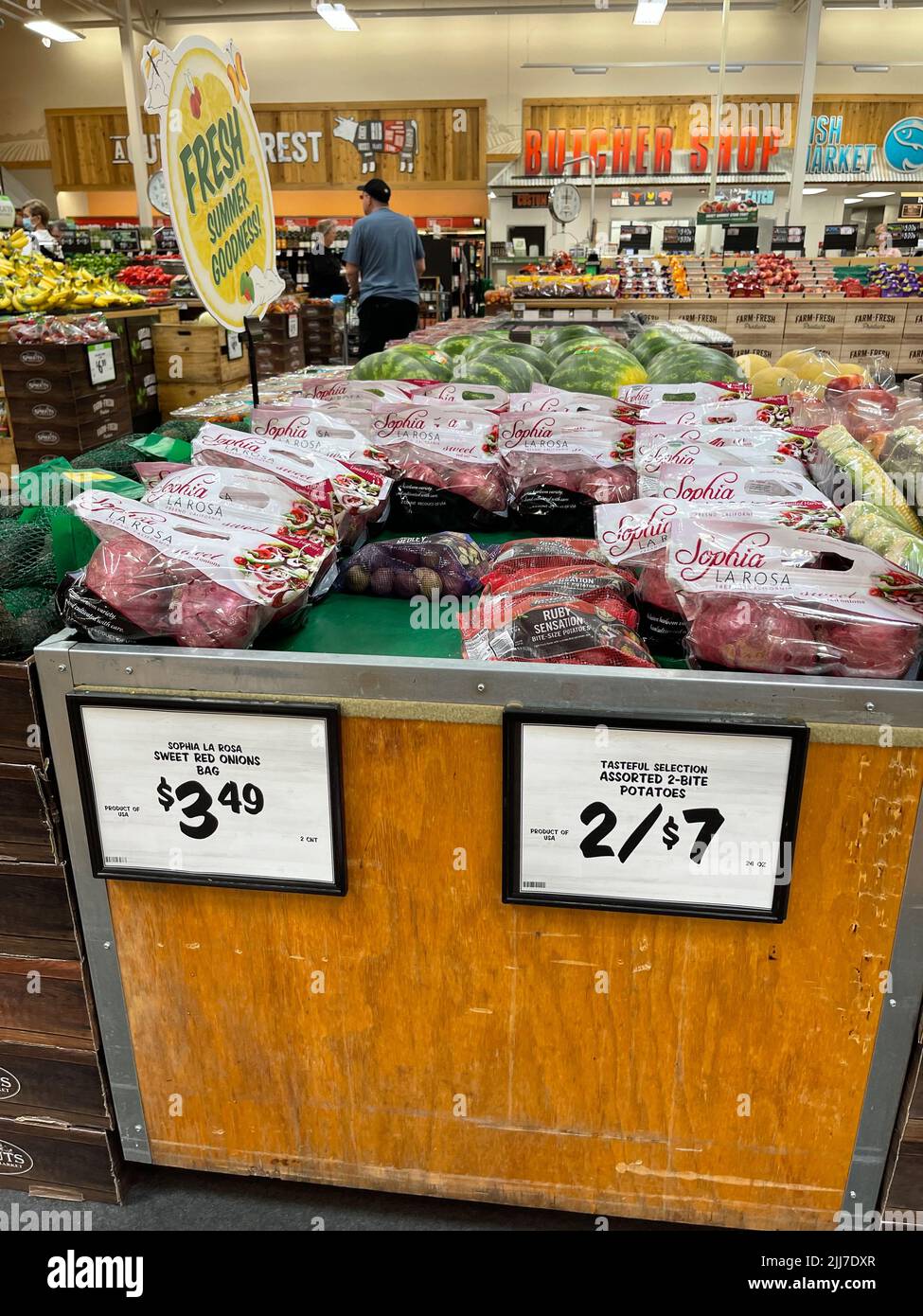 Costo elevato di cibo a germogli Farmers Market negozio di alimentari. Prodotti alimentari non accessibili come frutta e verdura. Foto Stock