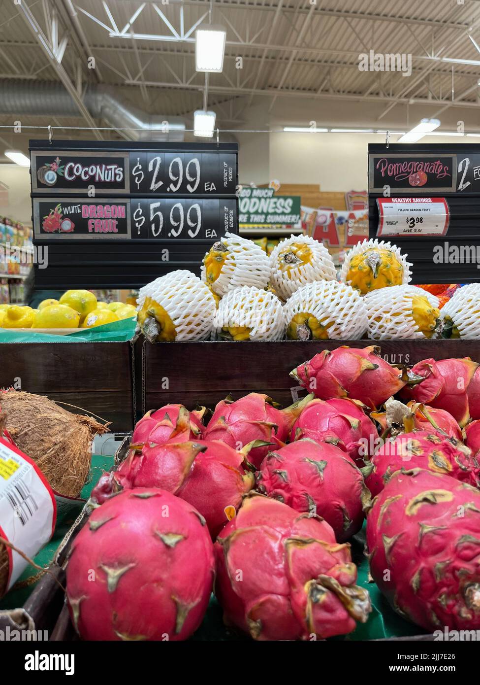 Costo elevato di cibo a germogli Farmers Market negozio di alimentari. Prodotti alimentari non accessibili come frutta e verdura. Foto Stock