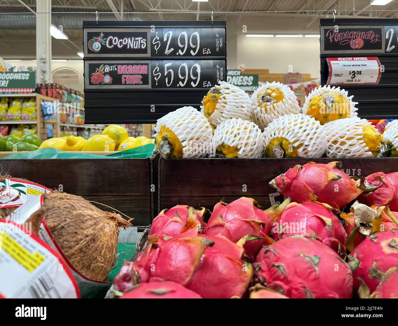 Costo elevato di cibo a germogli Farmers Market negozio di alimentari. Prodotti alimentari non accessibili come frutta e verdura. Foto Stock