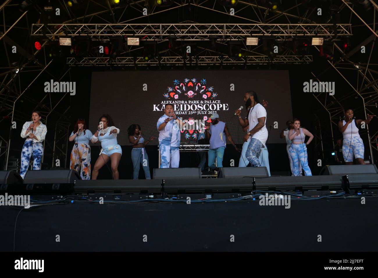 Una festa di un giorno si è svolta oggi ad Alexandra Palace è stato un festival per famiglie molti genitori hanno portato lì i bambini per godersi la musica dal vivo mangiare e vagare per il parco e giardini del castello. Headliners erano il lunedì di fieno, Orbital, David Rodigan, Charlotte Chiesa, con set da Craig Charles, DJ Yoda e Zero 7, la zona della famiglia era piena di arti e mestieri , Magic Fire Trucks e una mini avventura Landrover. Ci sono stati anche spettacoli comici e un sacco di cibo da tutto il mondo. Foto Stock