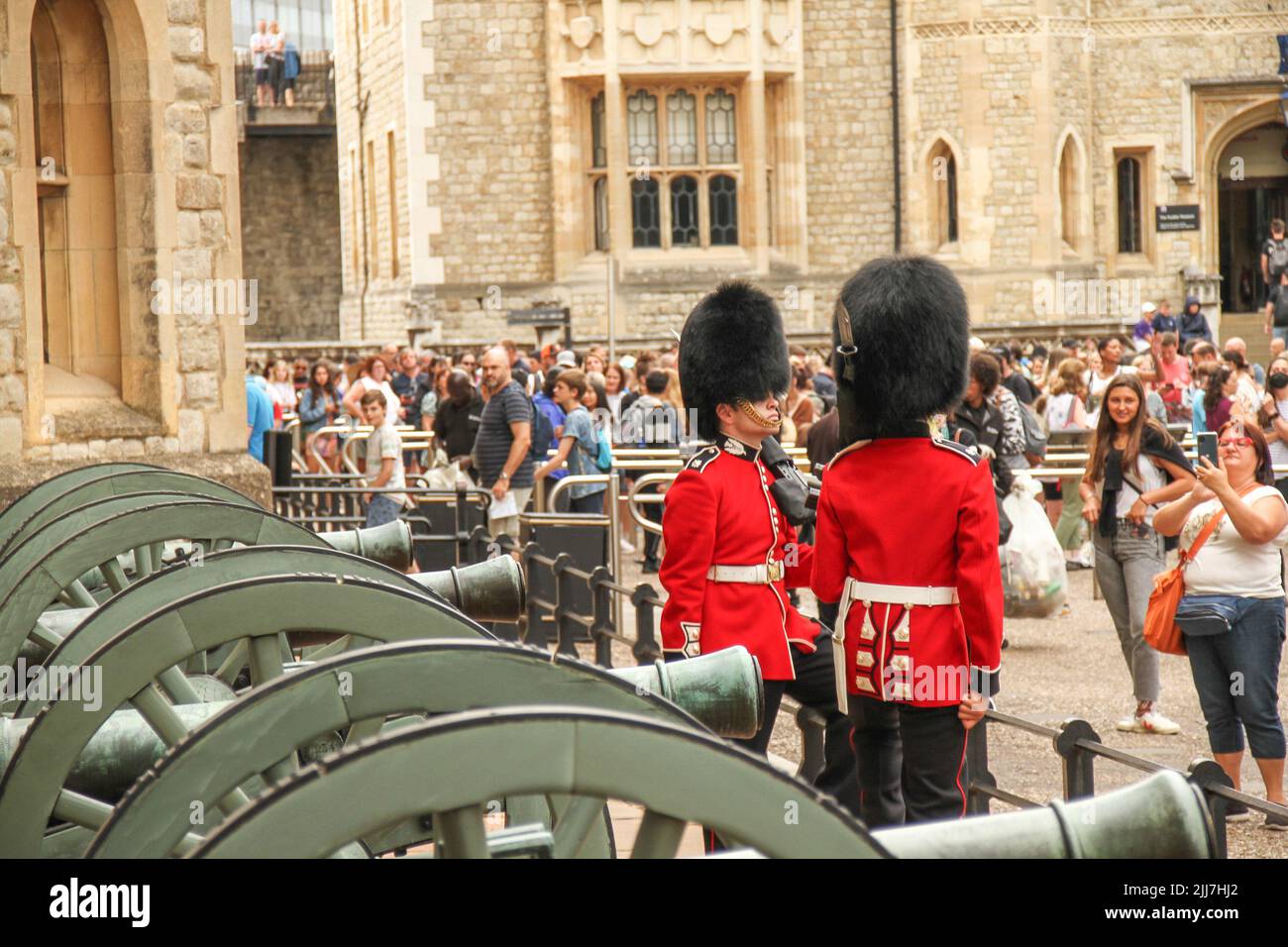Londra, Regno Unito. 22nd luglio 2022. Guardia della Regina in servizio presso la Torre di Londra. La Torre che si trova a nord del Tamigi ha servito variamente come un'armeria, un tesoro, la casa della zecca reale, e i Gioielli della Corona d'Inghilterra. Credit: SOPA Images Limited/Alamy Live News Foto Stock