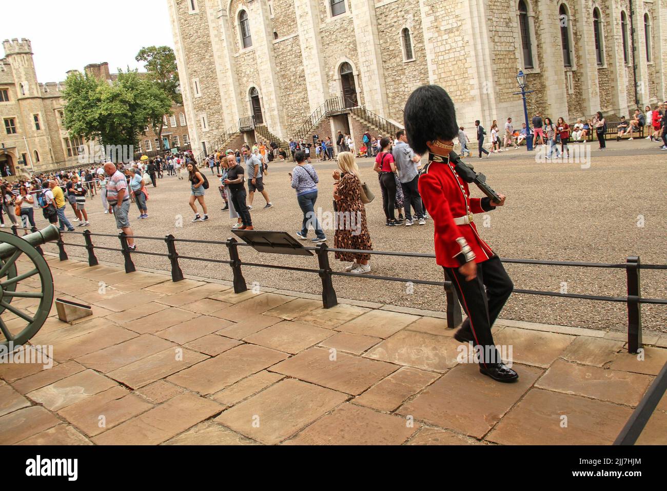 Londra, Regno Unito. 22nd luglio 2022. Guardia della Regina in servizio presso la Torre di Londra. La Torre che si trova a nord del Tamigi ha servito variamente come un'armeria, un tesoro, la casa della zecca reale, e i Gioielli della Corona d'Inghilterra. Credit: SOPA Images Limited/Alamy Live News Foto Stock