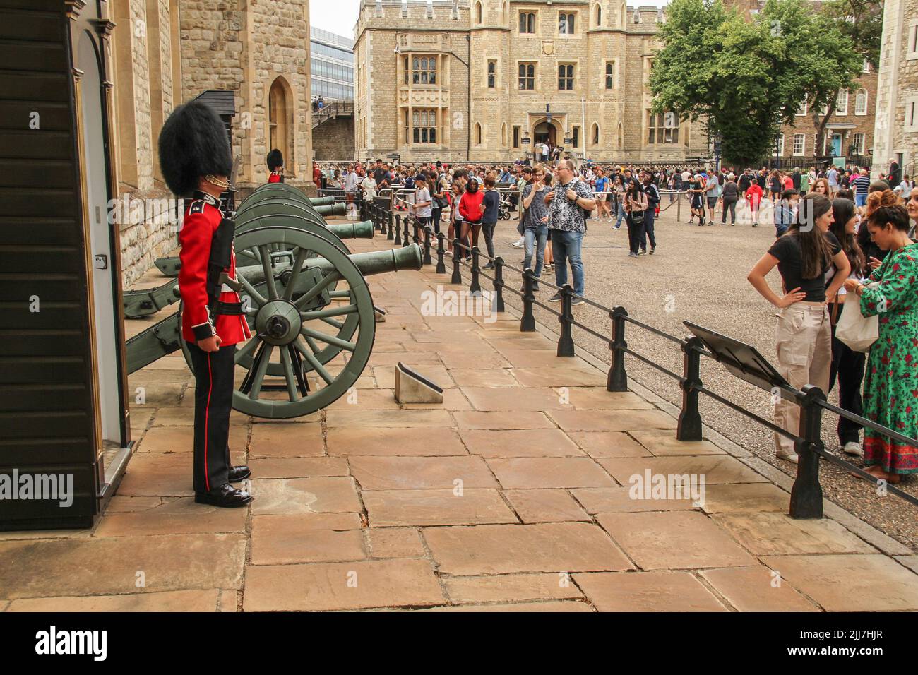 Londra, Regno Unito. 22nd luglio 2022. Guardia della Regina in servizio presso la Torre di Londra. La Torre che si trova a nord del Tamigi ha servito variamente come un'armeria, un tesoro, la casa della zecca reale, e i Gioielli della Corona d'Inghilterra. Credit: SOPA Images Limited/Alamy Live News Foto Stock
