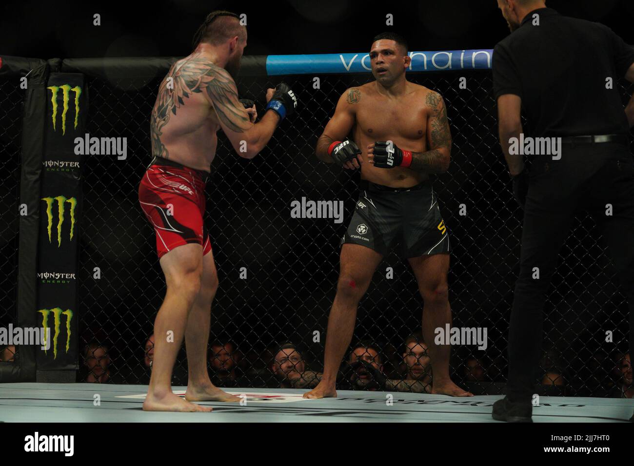 Greenwich, Londra, Londra, Regno Unito, Regno Unito. 23rd luglio 2022. LONDRA, UK - 23 LUGLIO: (L-R) Nicolas Dalby batte ClÃ¡udio Silva nel loro incontro pesi Welterweight durante la notte di combattimento UFC: Blaydes contro Aspinall evento alla Arena O2 il 23 luglio 2022, a Greenwich, Londra, Regno Unito. (Credit Image: © Scott Garfitt/PX Imagens via ZUMA Press Wire) Foto Stock