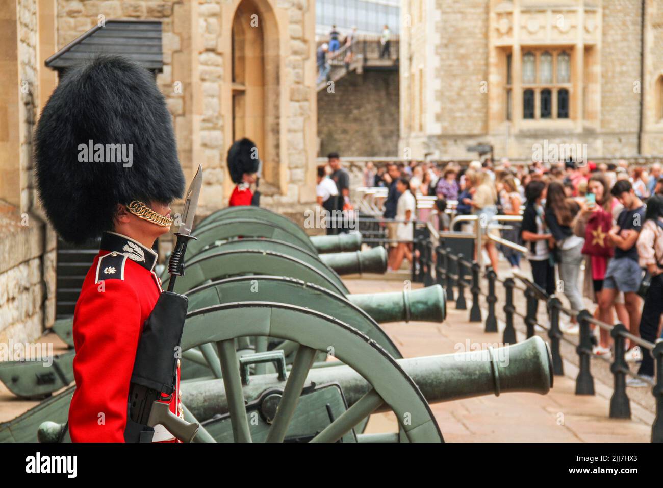 Londra, Regno Unito. 22nd luglio 2022. Guardia della Regina in servizio presso la Torre di Londra. La Torre che si trova a nord del Tamigi ha servito variamente come un'armeria, un tesoro, la casa della zecca reale, e i Gioielli della Corona d'Inghilterra. (Foto di David Mbiyu/SOPA Images/Sipa USA) Credit: Sipa USA/Alamy Live News Foto Stock