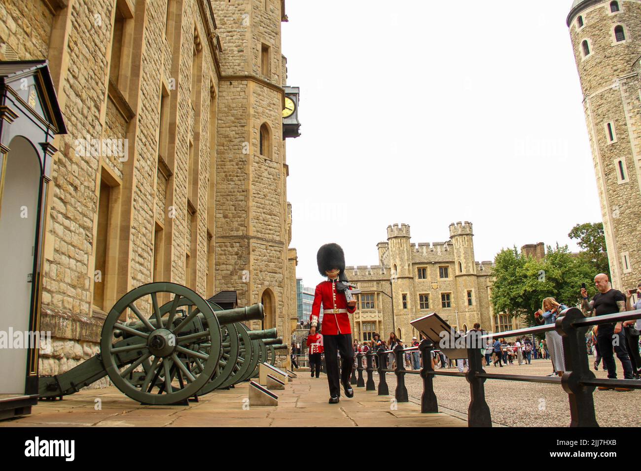 Londra, Regno Unito. 22nd luglio 2022. Guardia della Regina in servizio presso la Torre di Londra. La Torre che si trova a nord del Tamigi ha servito variamente come un'armeria, un tesoro, la casa della zecca reale, e i Gioielli della Corona d'Inghilterra. (Foto di David Mbiyu/SOPA Images/Sipa USA) Credit: Sipa USA/Alamy Live News Foto Stock