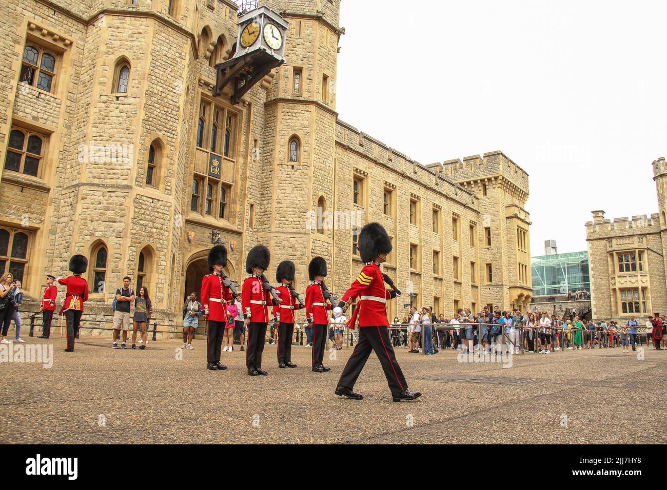 Londra, Regno Unito. 22nd luglio 2022. Guardia della Regina in servizio presso la Torre di Londra. La Torre che si trova a nord del Tamigi ha servito variamente come un'armeria, un tesoro, la casa della zecca reale, e i Gioielli della Corona d'Inghilterra. (Foto di David Mbiyu/SOPA Images/Sipa USA) Credit: Sipa USA/Alamy Live News Foto Stock