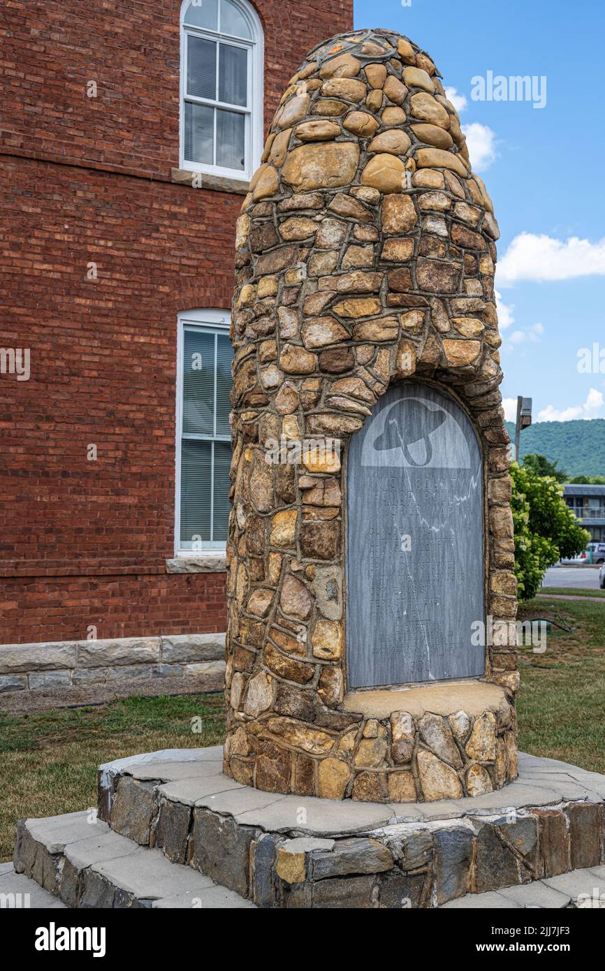 Monumento in pietra impilata della prima guerra mondiale del 1930 con intarsi di granito inscritto "Union County Honor Roll World War" con i nomi di otto veterani a Blairsville, GA. Foto Stock