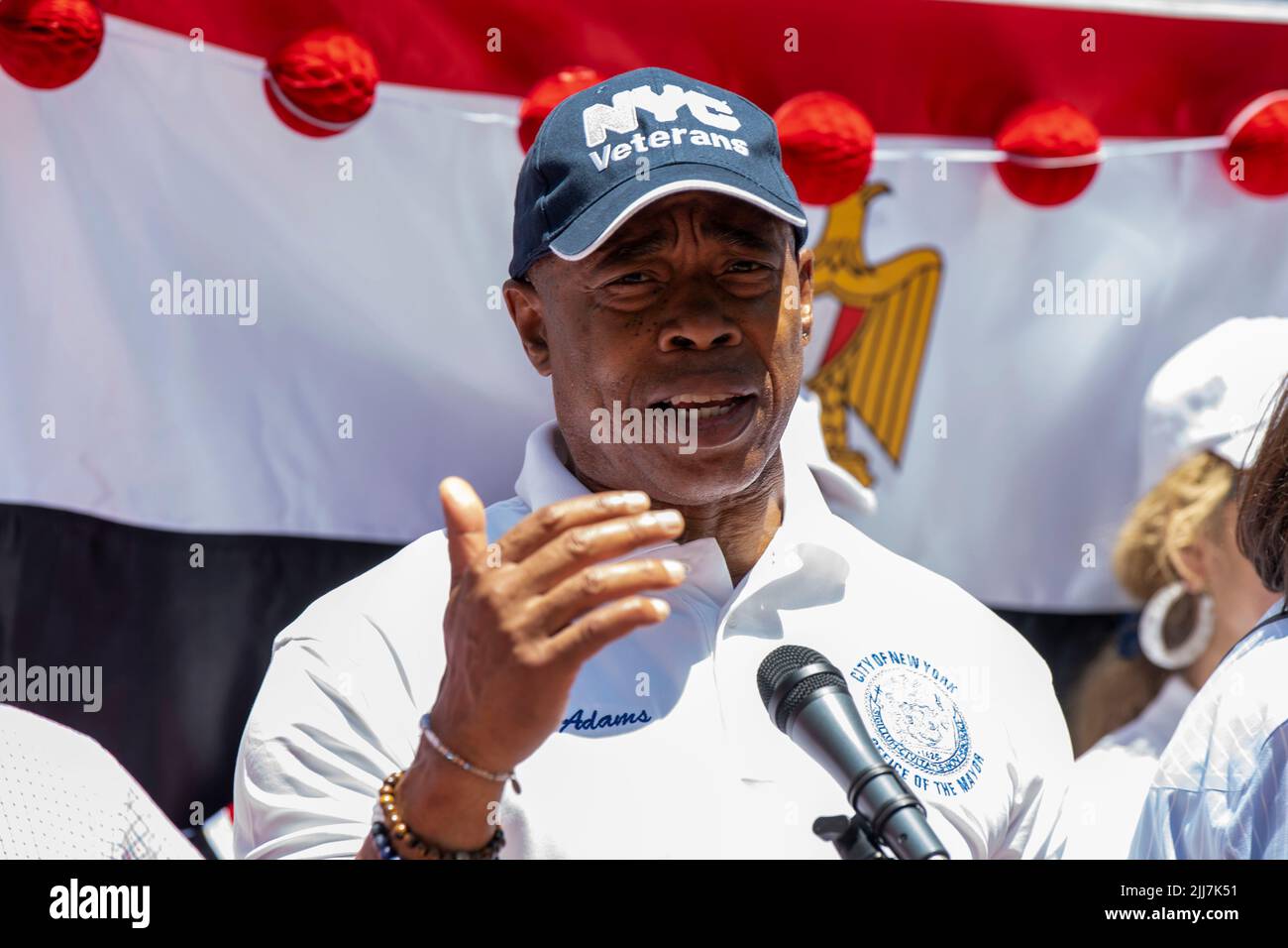 New York, Stati Uniti. 23rd luglio 2022. Il sindaco di New York Eric Adams consegna commenti durante un Festival del Patrimonio Egizio a Athens Square, nel quartiere Astoria di New York City. Credit: SOPA Images Limited/Alamy Live News Foto Stock