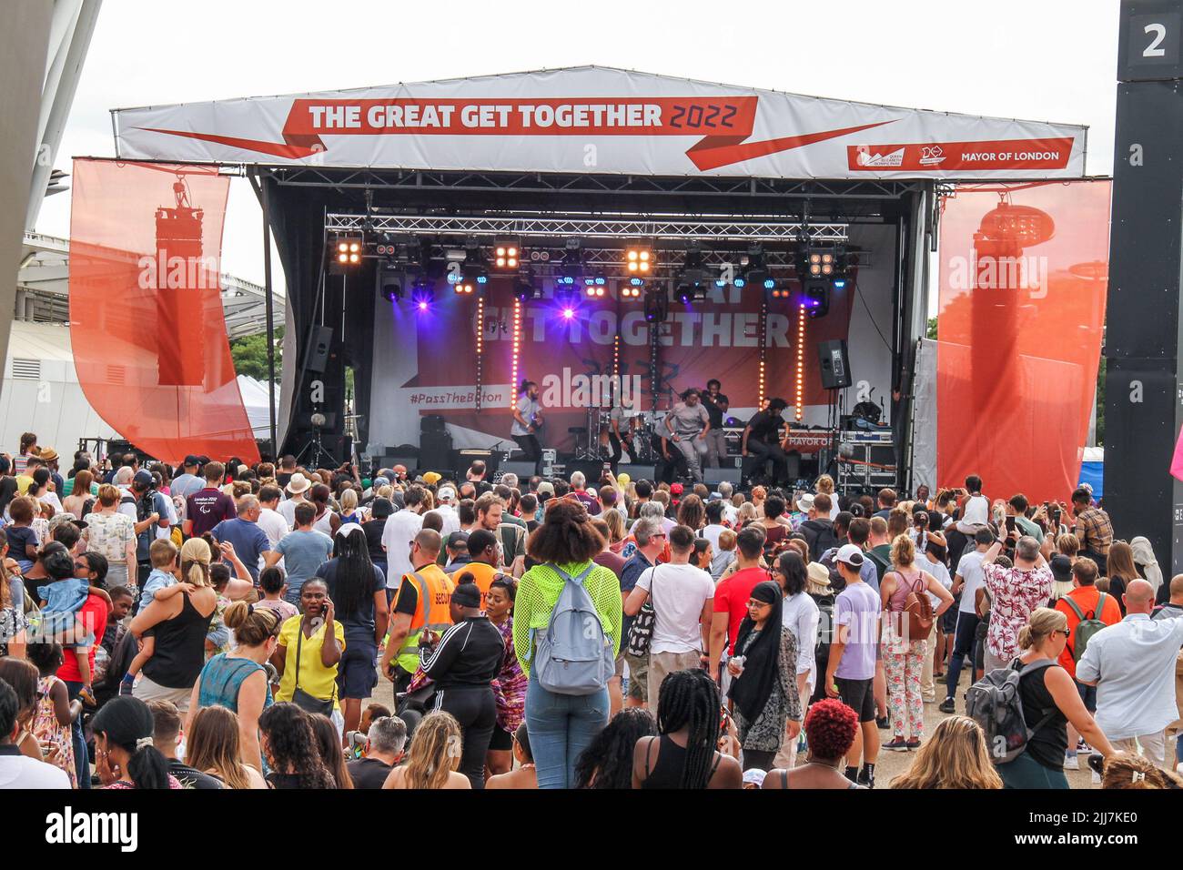 Londra, Regno Unito. 23rd luglio 2022. La folla guarda gli spettacoli al palcoscenico principale durante il Great Get Together Festival. Il decimo anniversario dei Giochi di Londra è stato segnato dal Great Get Together Festival, che si tiene presso il Queen Elizabeth Olympic Park di Stratford per un Festival estivo. Il Parco ospiterà un Festival Site per tutta l'estate da domenica 24 luglio a lunedì 8 agosto, che offrirà un mix di spettacoli e palcoscenico nel nord del Parco. Credit: SOPA Images Limited/Alamy Live News Foto Stock