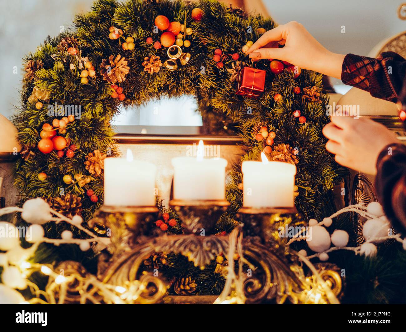 decorazione festosa che prepara l'intimità della casa Foto Stock