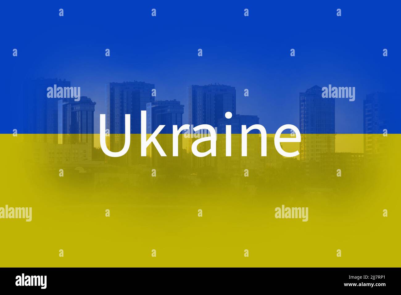 Bandiera di Ucraina e grattacieli della città e testo nel centro Ucraina, banner per sfondo Foto Stock