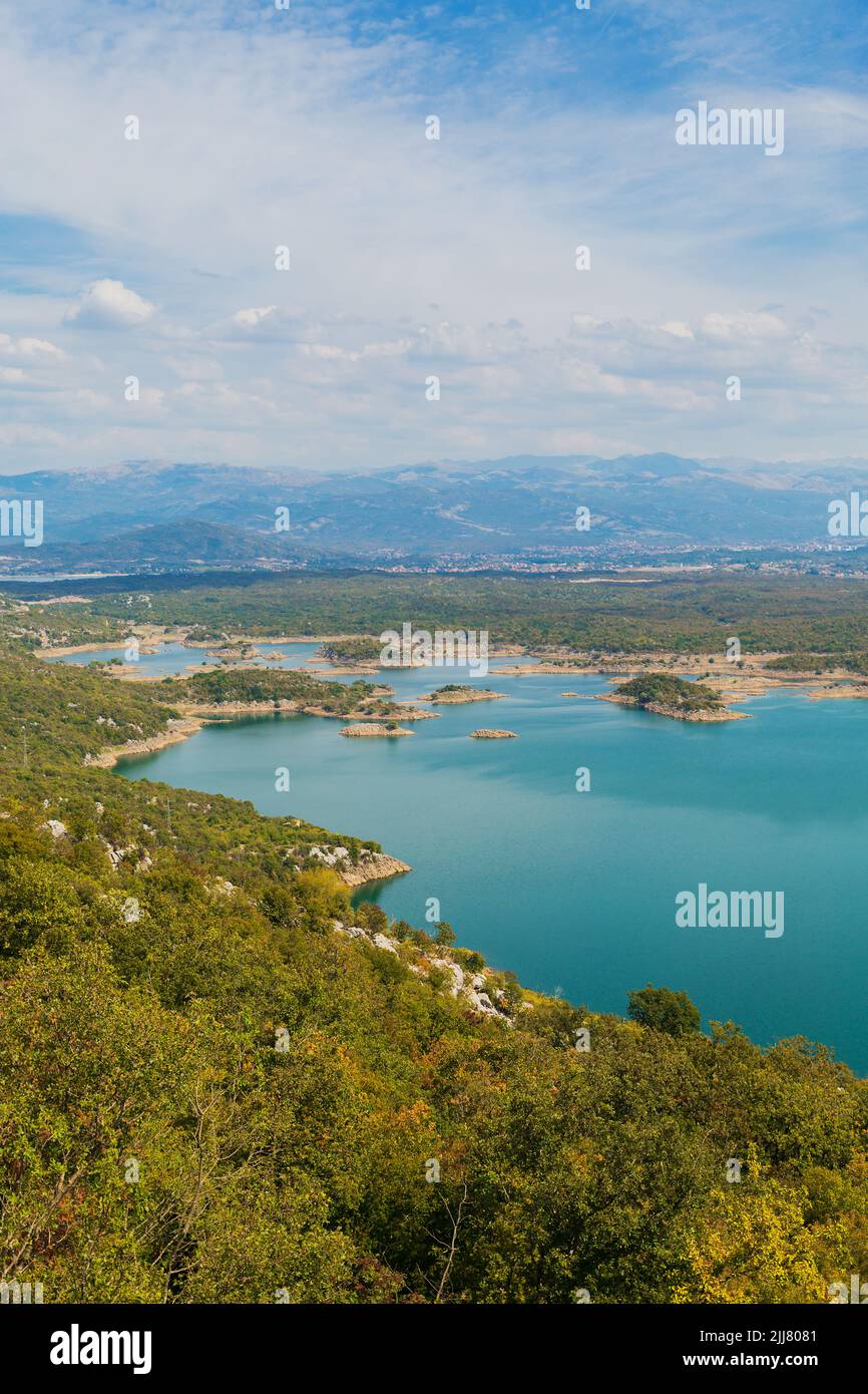 Vista sul lago Skadar dall'alto Foto Stock