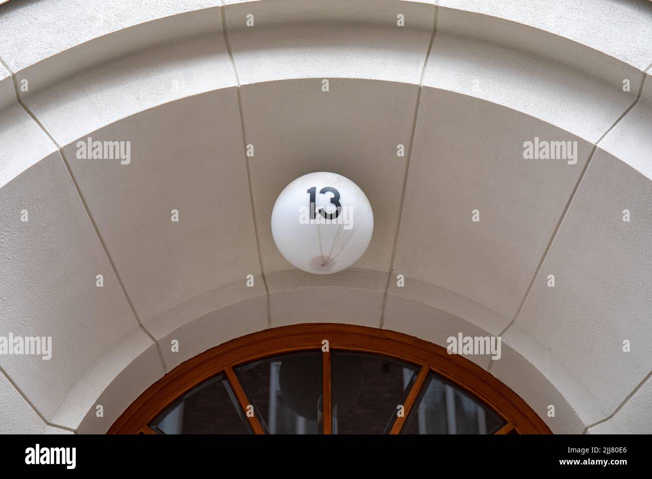 Casa numero 13 su luce a globo. Tunturikatu 13, Helsinki, Finlandia. Foto Stock