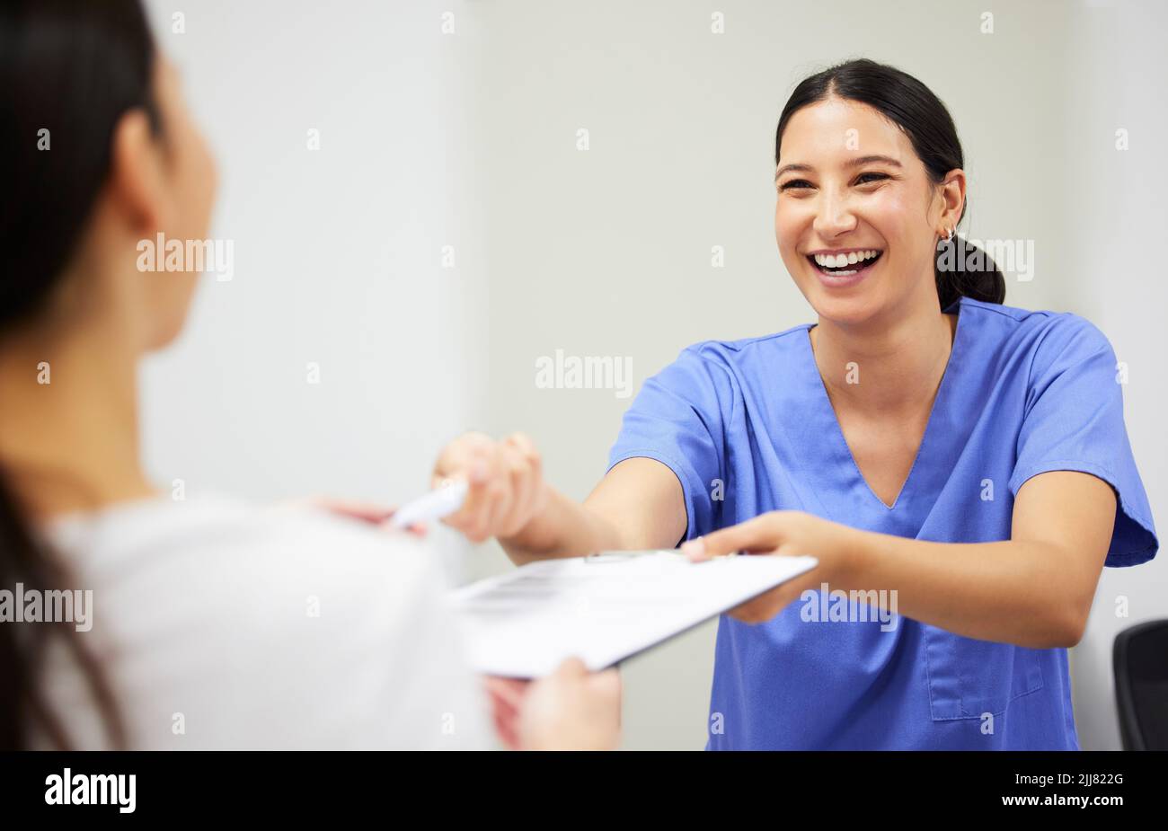 Sono stato creato per creare sorrisi belli, un paziente e un assistente che interagisce in un ufficio dentista. Foto Stock