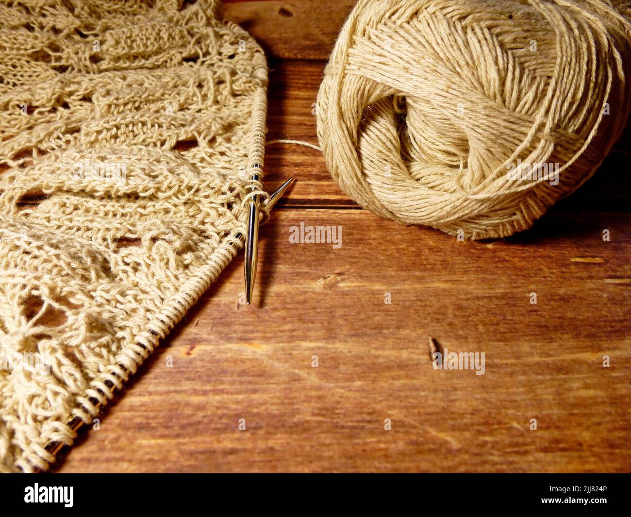 Tovaglia openwork nel processo di lavorazione a maglia Foto Stock