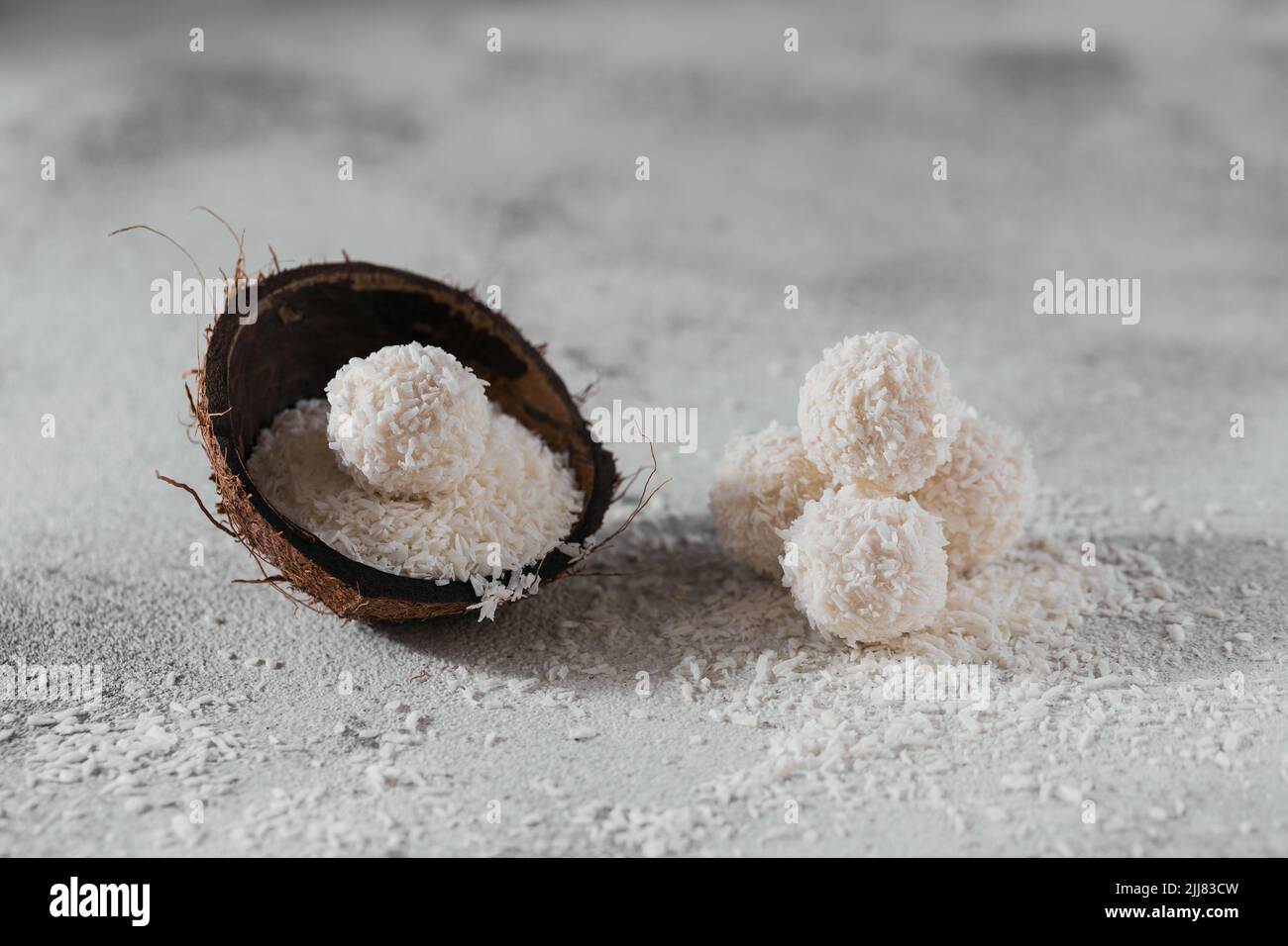 Sale di cocco sane senza zucchero in conchiglie di cocco con CocoFlakes Foto Stock