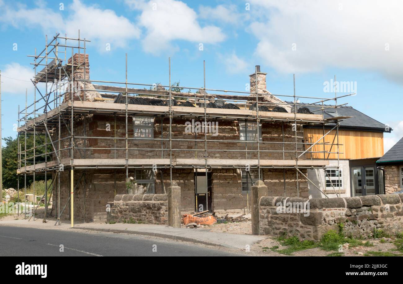 Una vecchia casa in pietra in fase di ristrutturazione ed estensione, vicino a Glasson, Lancashire, Inghilterra, Regno Unito Foto Stock