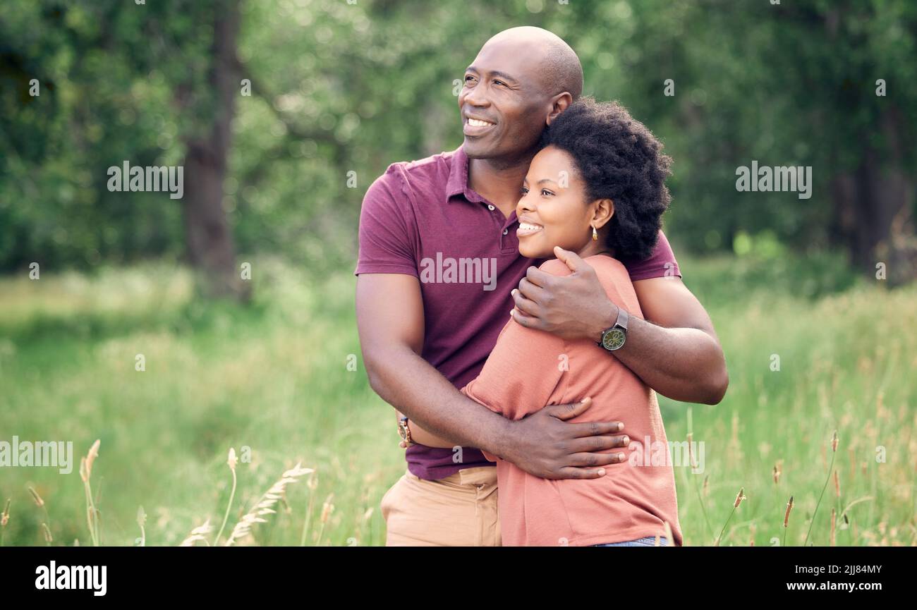 È così bello fuori qui. Una coppia affettuosa che passa il tempo insieme all'aria aperta. Foto Stock