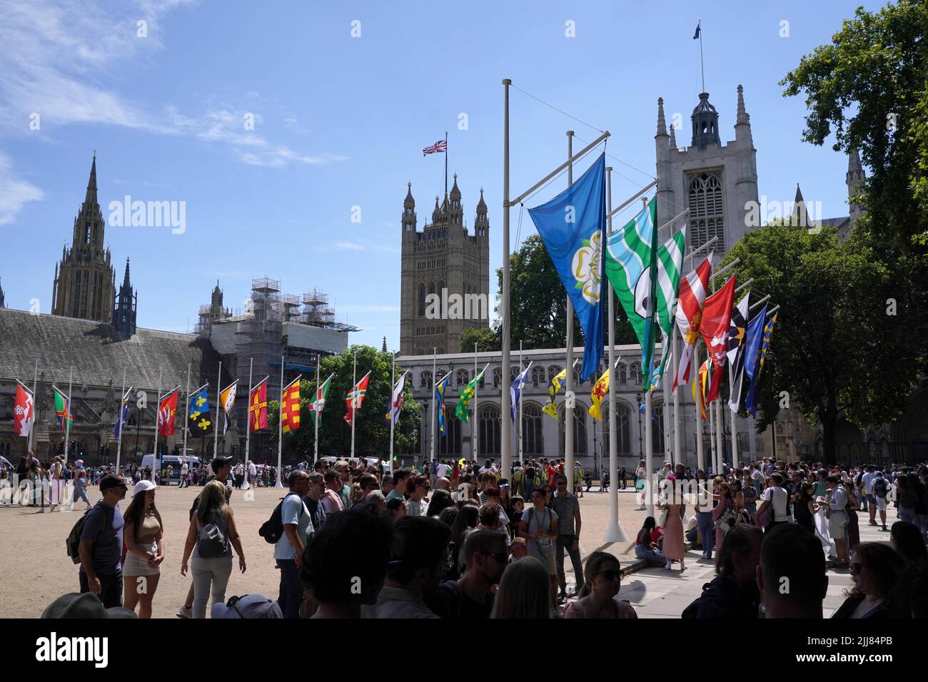 Bandiere in Parliament Square, Londra per lo storico giorno della bandiera della contea (HCFD), dove il Regno Unito celebra le contee storiche della nazione. Ogni anno, per celebrare l'occasione, le bandiere di 52 contee storiche vengono issate in Piazza del Parlamento, mentre altre celebrazioni si svolgono in città, città e villaggi in tutta l'Inghilterra, la Scozia e il Galles. Data foto: Sabato 23 luglio 2022. Foto Stock
