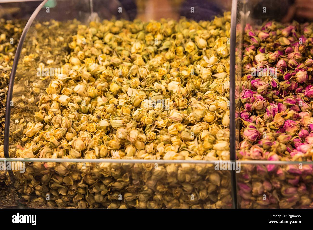 Primo piano di diverse rose naturali secche tè alle erbe nella scatola speciale sul mercato di strada Foto Stock