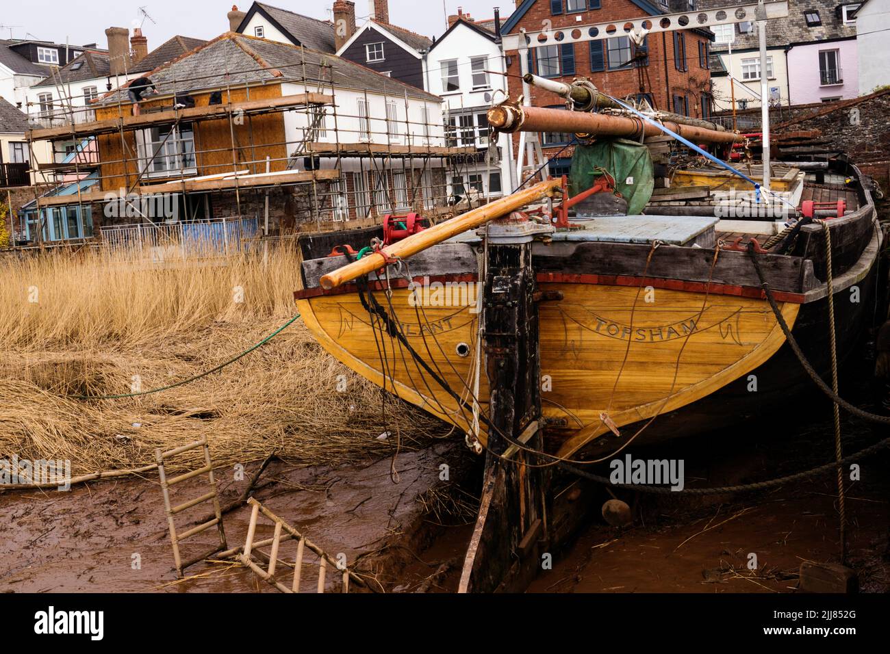 La Thames Barge ‘vigilant’ continua le sue riparazioni nei moli di Topsham nel Devon orientale Foto Stock