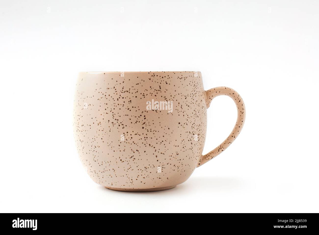 Tazza in ceramica di caffè beige vuota su fondo bianco isolato, tagliata. Foto Stock