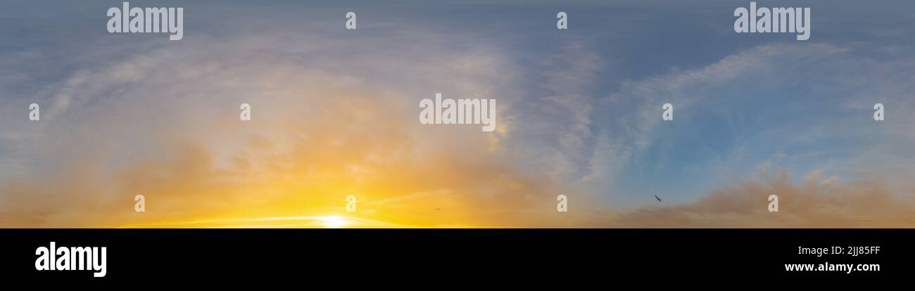 Panorama del cielo al tramonto con le nuvole di Cirrus. Panorama 360 equirettangolare sferico senza cuciture HDR. Cupola del cielo o zenith per la visualizzazione 3D Foto Stock