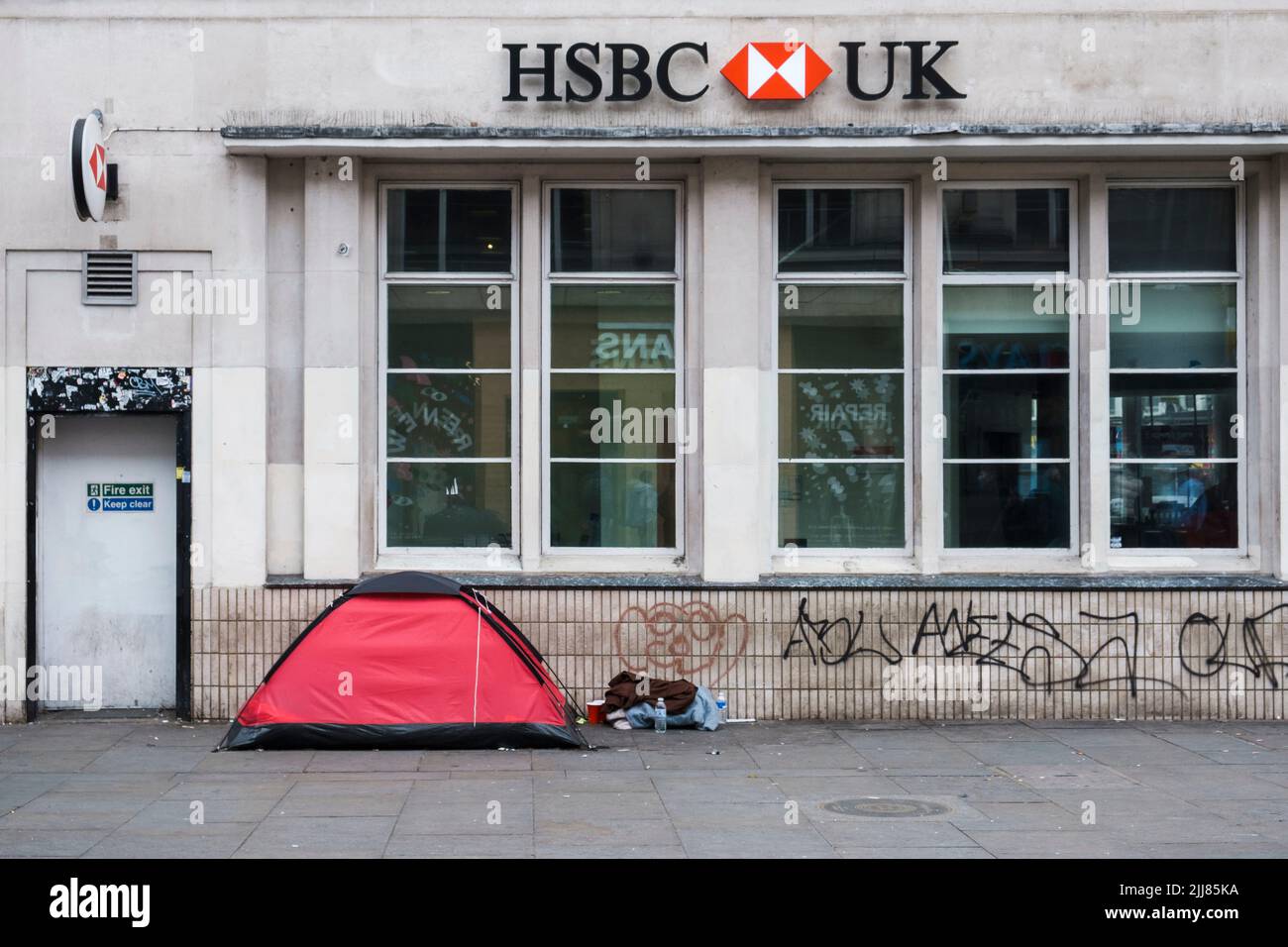 Tenda senza tetto fuori dalla banca HSBC a Camden Town, a nord di Londra, Inghilterra Foto Stock