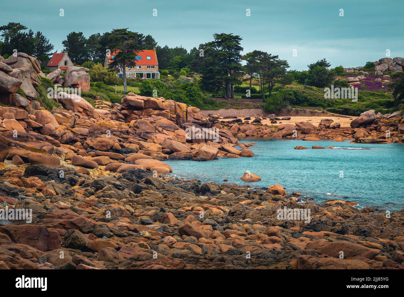 Maestosa spiaggia con fantastiche rocce di granito in Bretagna. Grandi escursioni e luoghi di viaggio a Ploumana, Perros Guirec, Francia, Europa Foto Stock