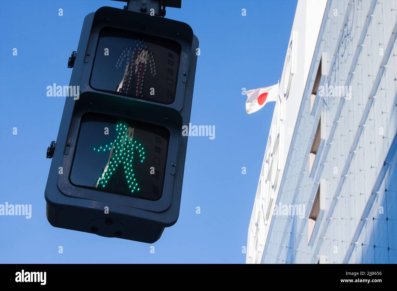 Un segnale di attraversamento pedonale giapponese che mostra una cifra verde che significa 'go' o 'safe to cross'. Tokyo, Giappone. Foto Stock