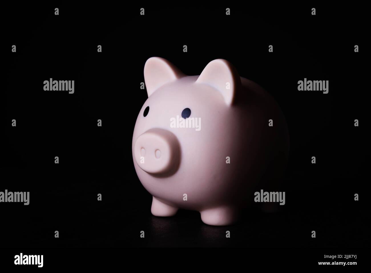 Accumulo di denaro. Immagazzinando le monete in una banca del piggy. Investimenti di interesse. Deposito bancario. Foto Stock