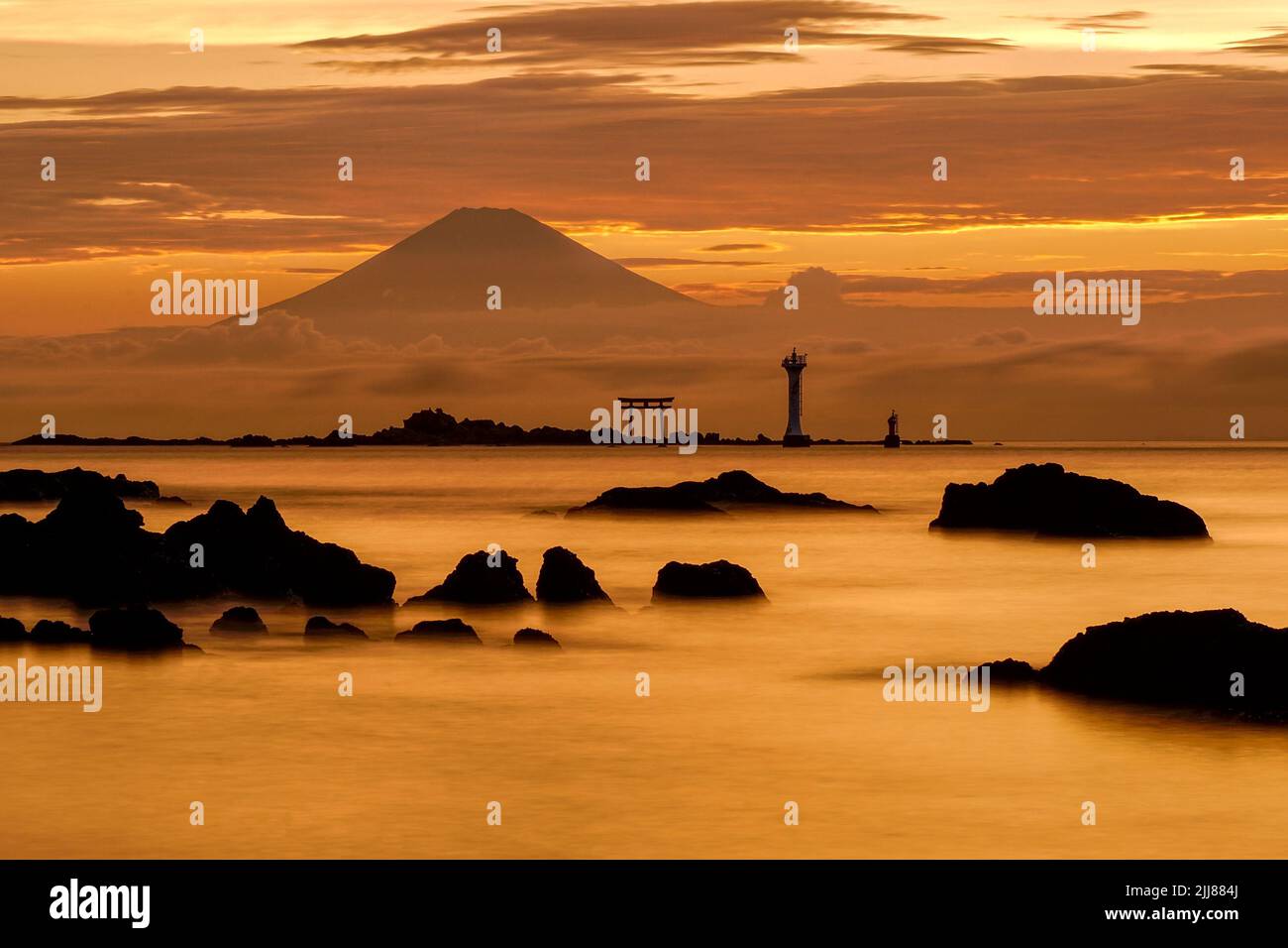 Una splendida vista al tramonto del Monte Fuji da Shin-Nase Beach, Giappone Foto Stock