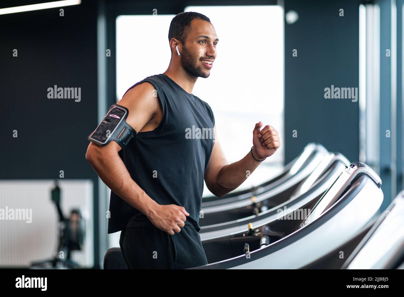 Bel Balck Guy muscoloso jogging sul tapis roulant in palestra Foto Stock