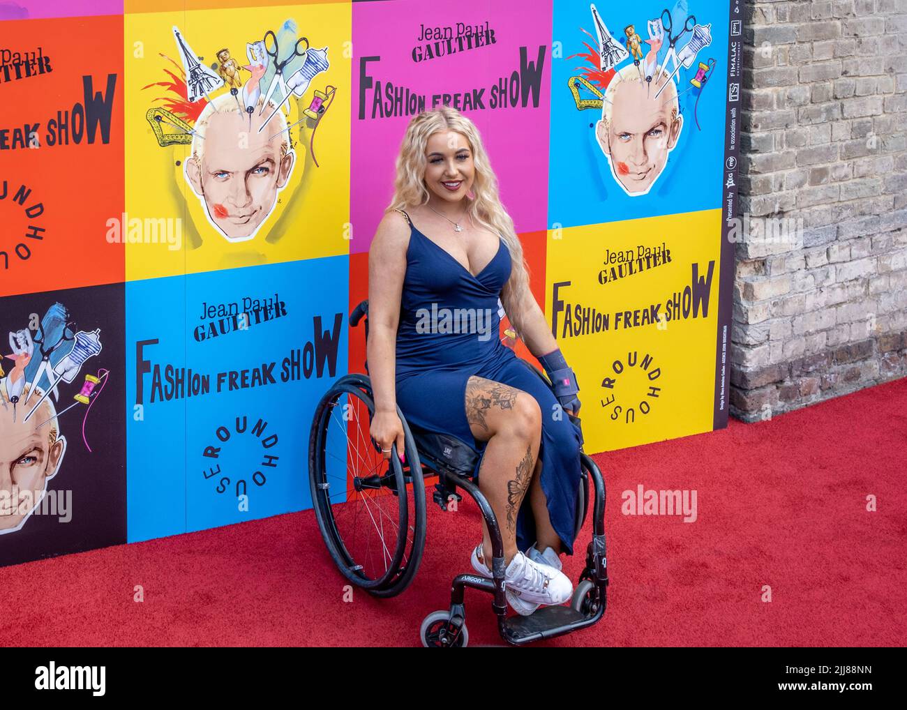 Gli ospiti arrivano all'inaugurazione della sfilata di moda immagini e