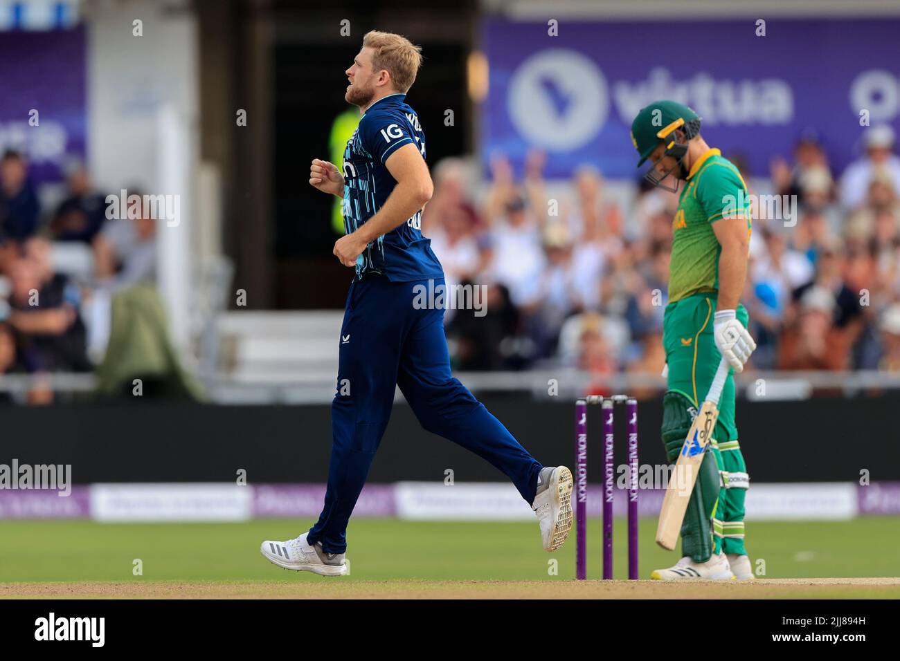 Janneman Malan è catturato da Jason Roy fuori dal bowling di David Willey d'Inghilterra per 11 corse Foto Stock