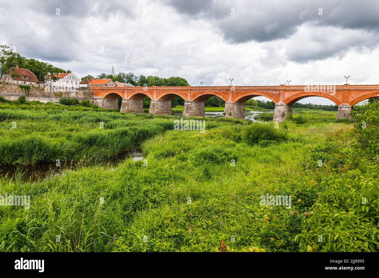Il vecchio ponte di mattoni che attraversa la Venta a Kuldiga, Lettonia Foto Stock