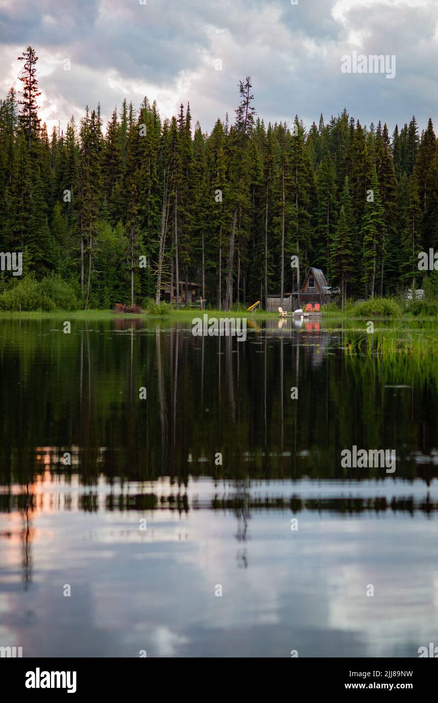 Log Cabin su Chute Lake in British Columbia Canada Foto Stock