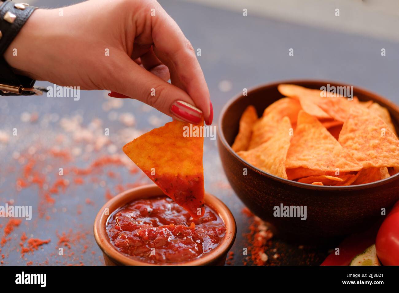 spazzatura fast food mangiare nacho chips salsa di pomodoro tuffo Foto Stock