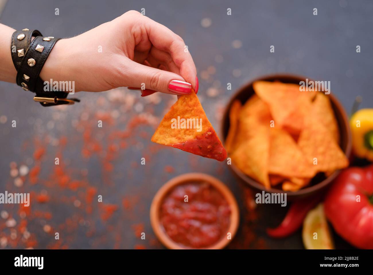 tortilla nacho chips fatta in casa salsa di mano tuffo Foto Stock