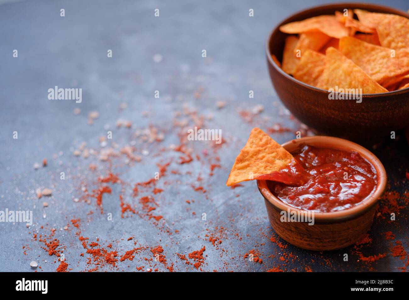 nacho chips partito munchies cibo snack salsa tuffo Foto Stock