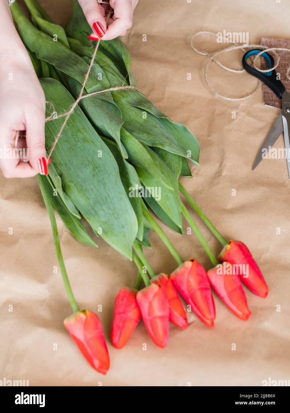 fiorista business donna fiore bouquet tulipano rosso Foto Stock