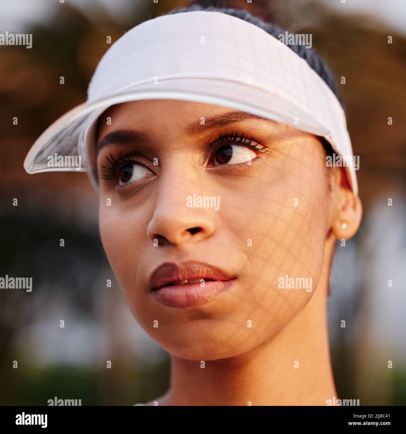 Voglio che la gente veda quanto sono grande. Primo piano di un giocatore di tennis che indossa una visiera bianca. Foto Stock