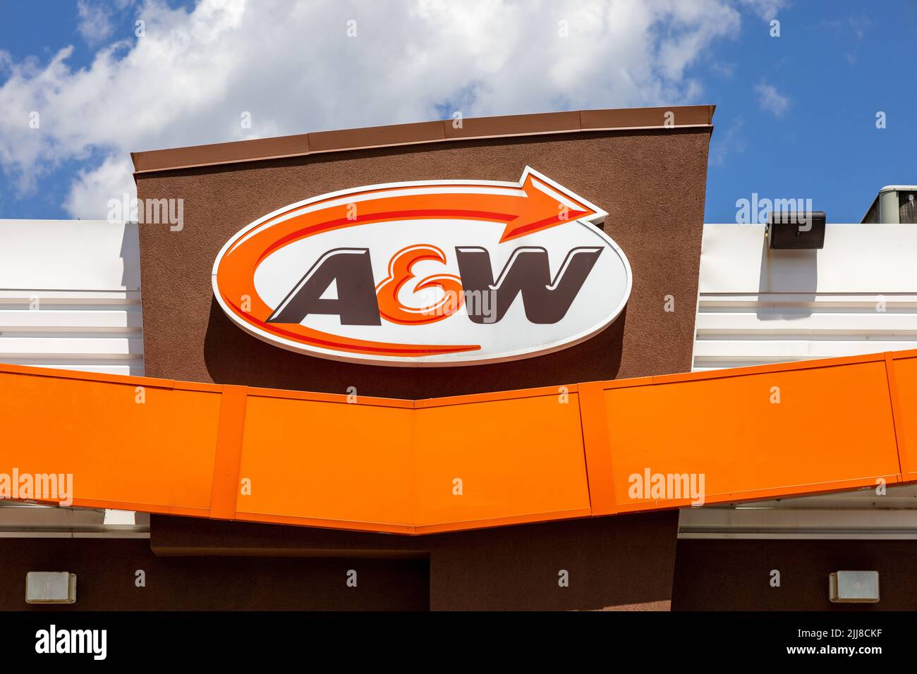 A & W Burgers Restaurant Exterior Sign Corporate Logo on A Fast Food Restaurant in Ontario Canada. A&W Food Services of Canada Inc. Non ha alcun collegamento Foto Stock
