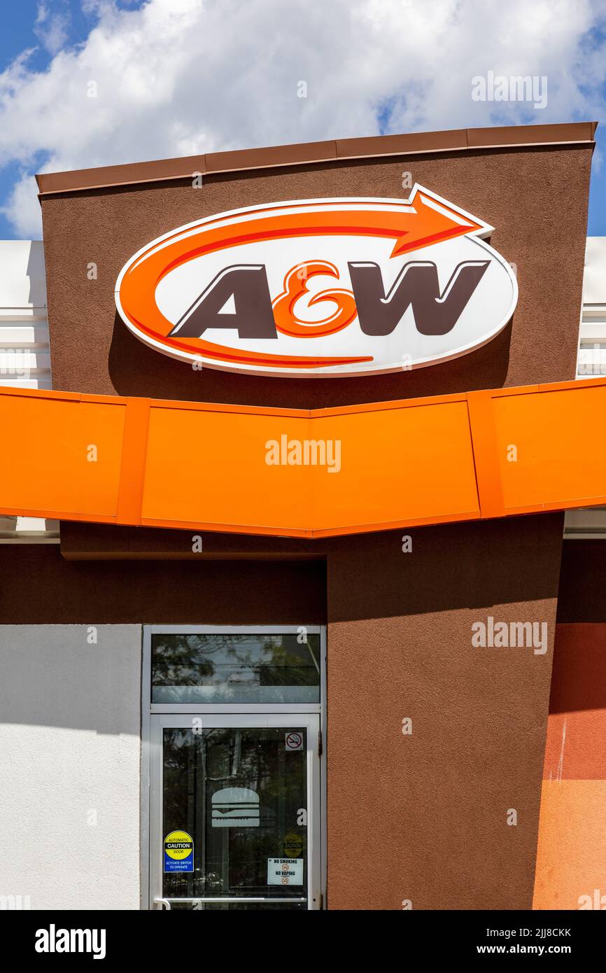 A & W Burgers Restaurant Exterior Sign Corporate Logo on A Fast Food Restaurant in Ontario Canada. A&W Food Services of Canada Inc. Non ha alcun collegamento Foto Stock
