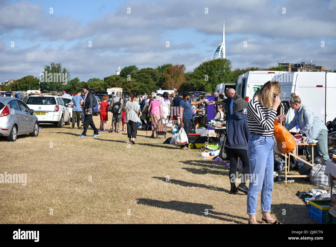 Vendita di stivali da domenica mattina a Portsmouth, Inghilterra. Persone che cercano di vendere oggetti indesiderati o acquistare per affari. Foto Stock