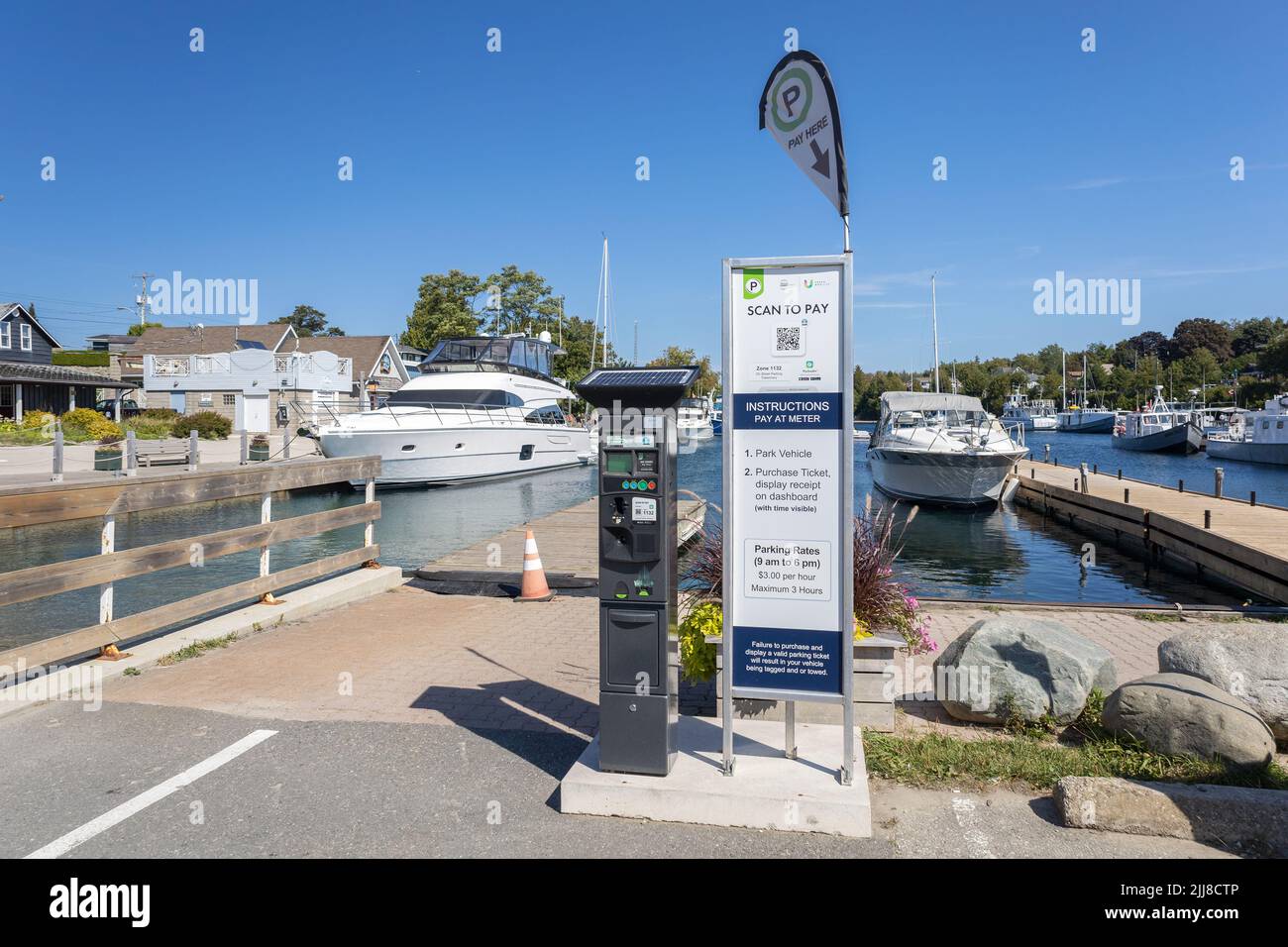 Parcheggio a pagamento in strada e con display Stazione a pagamento in Tobermory Ontario Canada Foto Stock